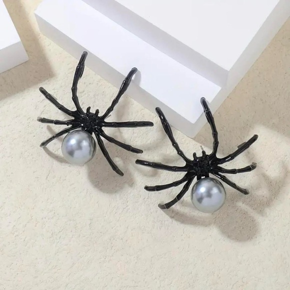 Gothic Black/Gray Spider Stud Earrings Faux‎ Pearl Accents Vintage Boho Style - Picture 7 of 9